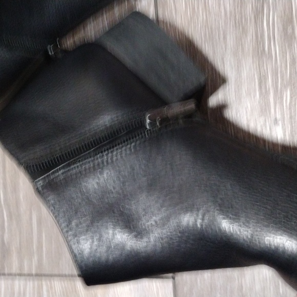 Vince Camuto black leather zip ankle boots. Size 8 - Picture 6 of 13